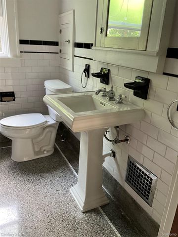 216 Woodside Road, Royal Oak, MI 48073