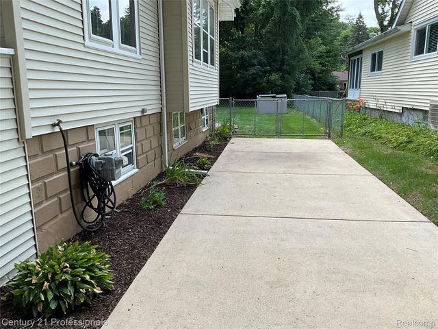 216 Woodside Road, Royal Oak, MI 48073