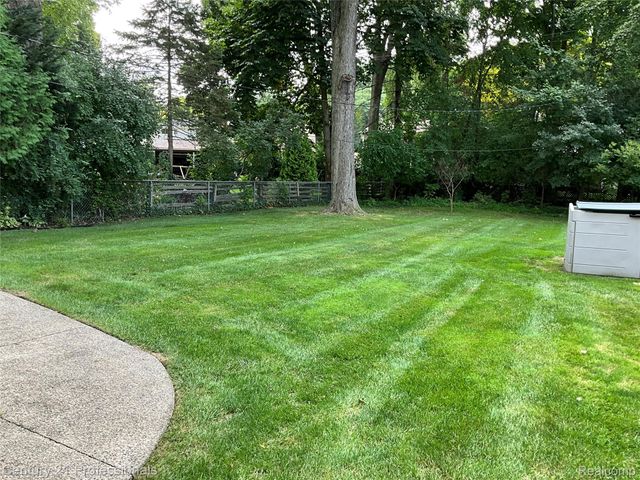 216 Woodside Road, Royal Oak, MI 48073