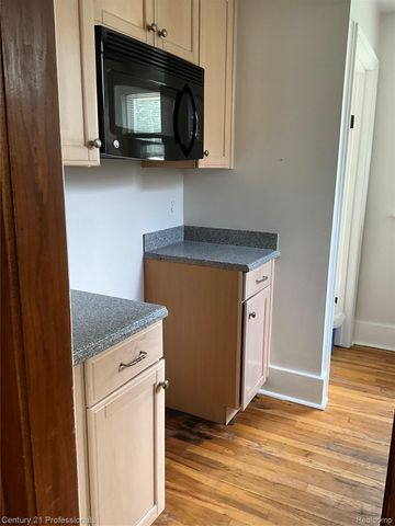 216 Woodside Road, Royal Oak, MI 48073