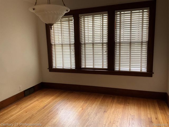 216 Woodside Road, Royal Oak, MI 48073