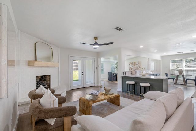 524 Circleview Drive N, Hurst, TX 76054