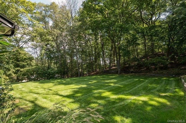 6 Tanyard Lane, Huntington, NY 11743