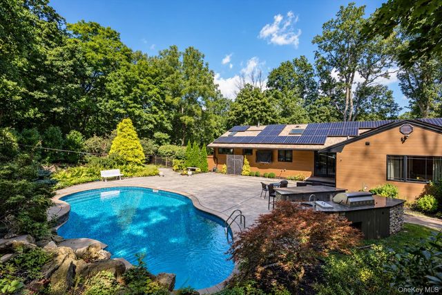 6 Tanyard Lane, Huntington, NY 11743