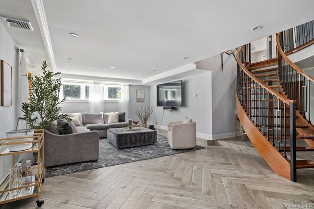 6 Tanyard Lane, Huntington, NY 11743