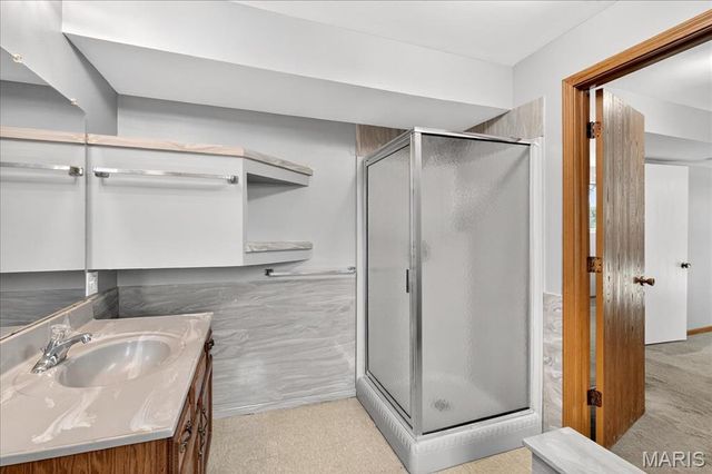 16 Midland Avenue, Maryland Heights, MO 63043