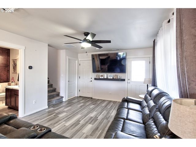 197 E ROOSEVELT St, Carlton, OR 97111
