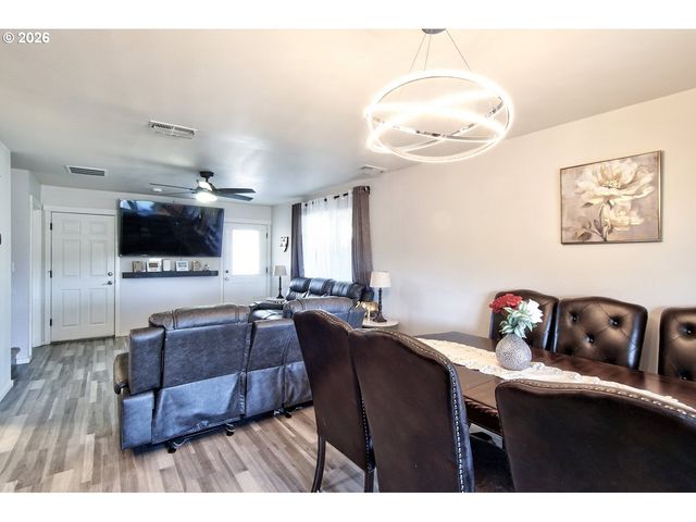 197 E ROOSEVELT St, Carlton, OR 97111