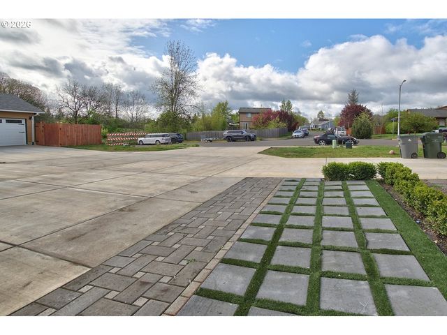 197 E ROOSEVELT St, Carlton, OR 97111