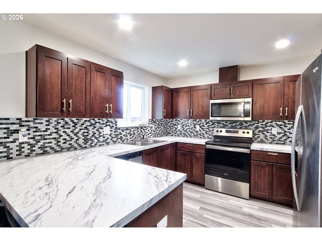 197 E ROOSEVELT St, Carlton, OR 97111