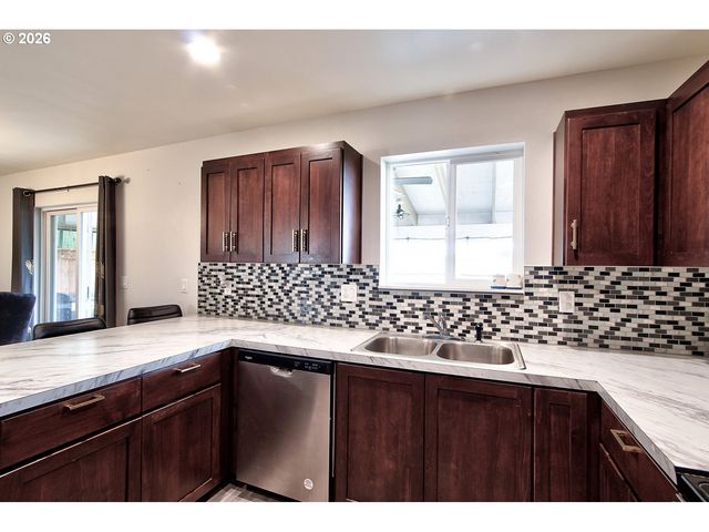 197 E ROOSEVELT St, Carlton, OR 97111