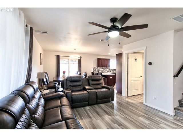 197 E ROOSEVELT St, Carlton, OR 97111