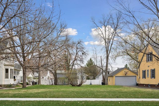 221 11th Avenue N, Hopkins, MN 55343