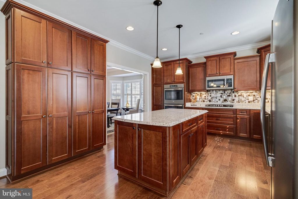 Image 14 of property listing at 6912 SOUTH ZELKOVA CT, La Plata, MD 20646