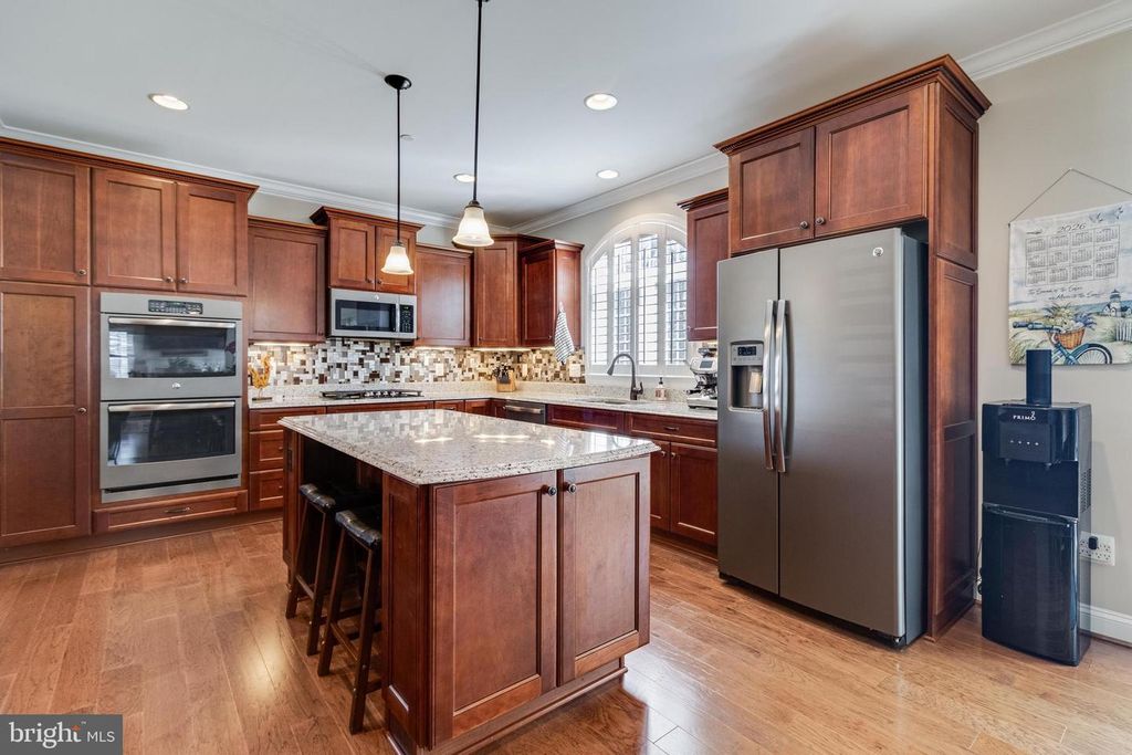 Image 15 of property listing at 6912 SOUTH ZELKOVA CT, La Plata, MD 20646