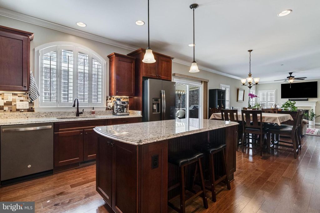 Image 16 of property listing at 6912 SOUTH ZELKOVA CT, La Plata, MD 20646