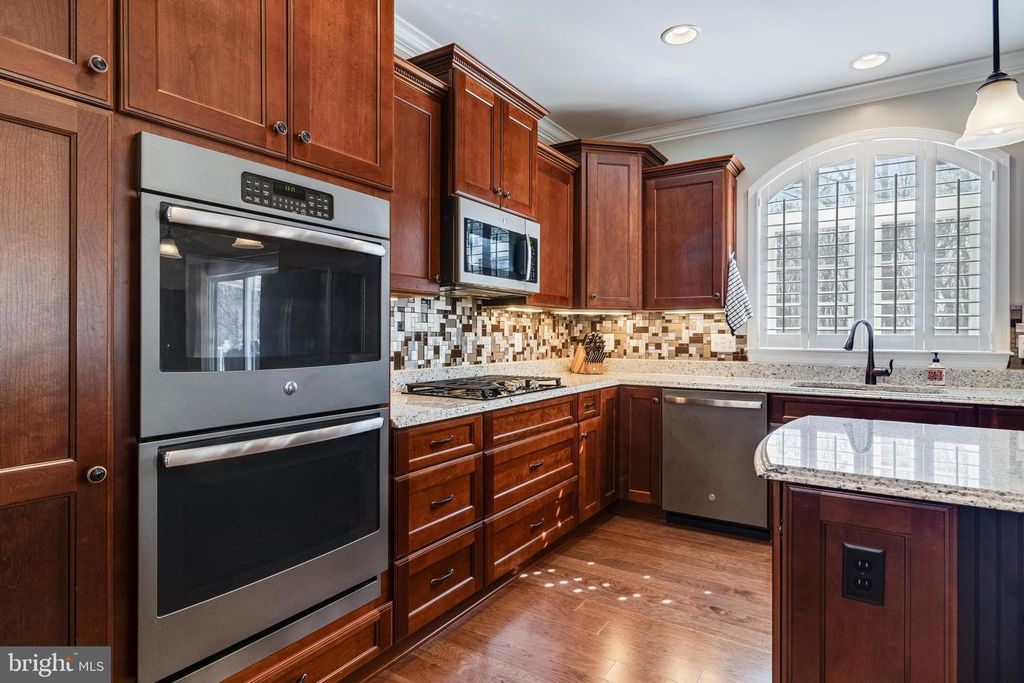 Image 17 of property listing at 6912 SOUTH ZELKOVA CT, La Plata, MD 20646