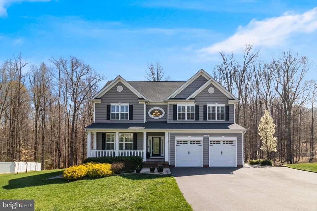 Image 2 of property listing at 6912 SOUTH ZELKOVA CT, La Plata, MD 20646