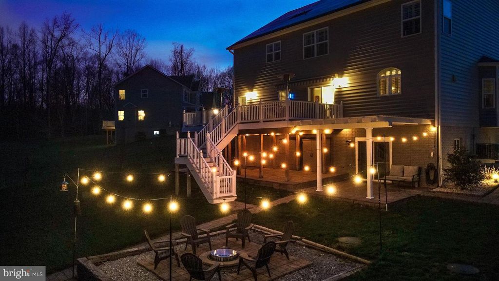 Image 3 of property listing at 6912 SOUTH ZELKOVA CT, La Plata, MD 20646