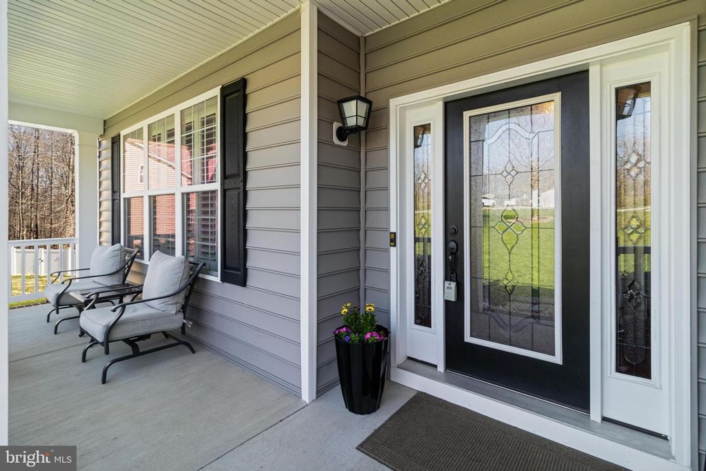 Image 4 of property listing at 6912 SOUTH ZELKOVA CT, La Plata, MD 20646