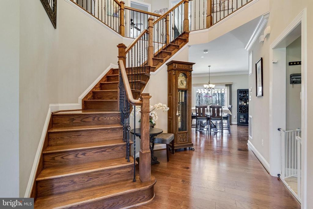Image 5 of property listing at 6912 SOUTH ZELKOVA CT, La Plata, MD 20646