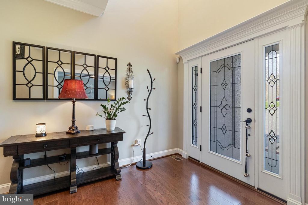 Image 6 of property listing at 6912 SOUTH ZELKOVA CT, La Plata, MD 20646