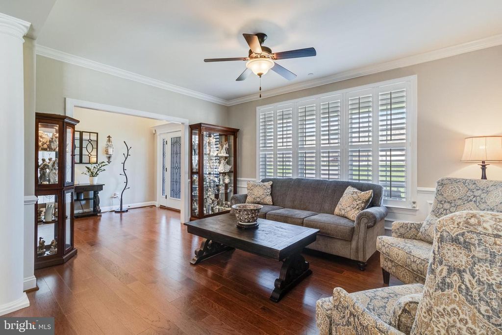 Image 7 of property listing at 6912 SOUTH ZELKOVA CT, La Plata, MD 20646