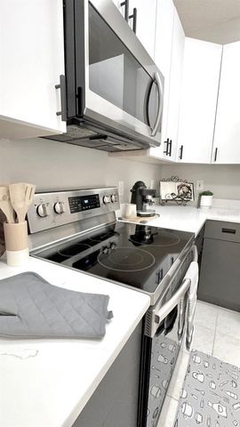 752 VALLANCE WAY NE, St Petersburg, FL 33716