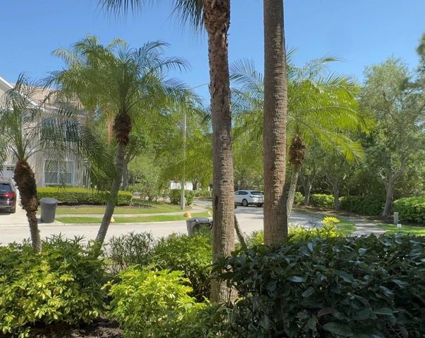 752 VALLANCE WAY NE, St Petersburg, FL 33716