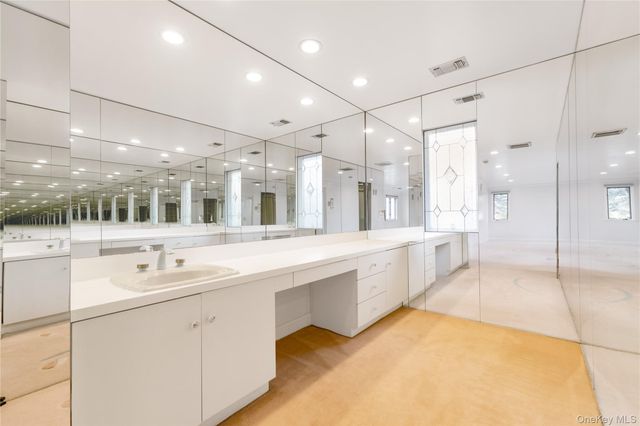 12 Bolton Drive, Manhasset, NY 11030