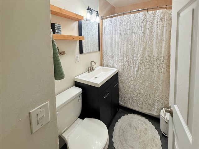 6811 Maryland Drive, Urbandale, IA 50322