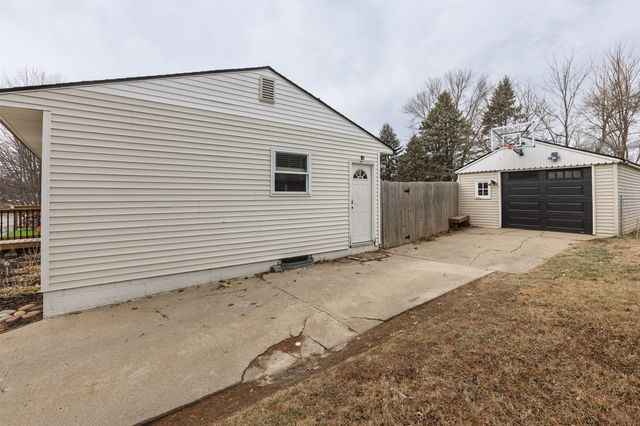 6811 Maryland Drive, Urbandale, IA 50322