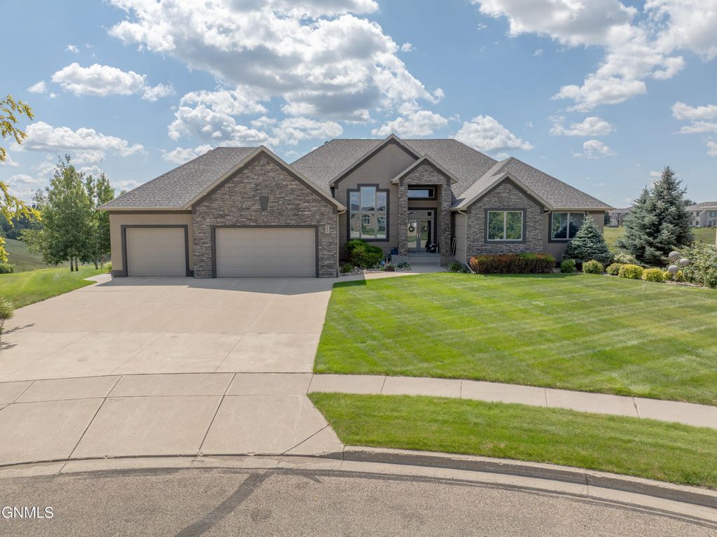 2507 Powder Ridge Circle, Bismarck, ND 58503