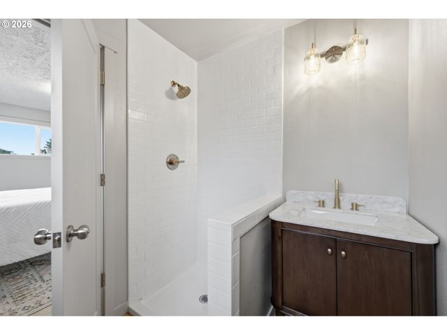 4573 CENTURY Dr, Salem, OR 97302