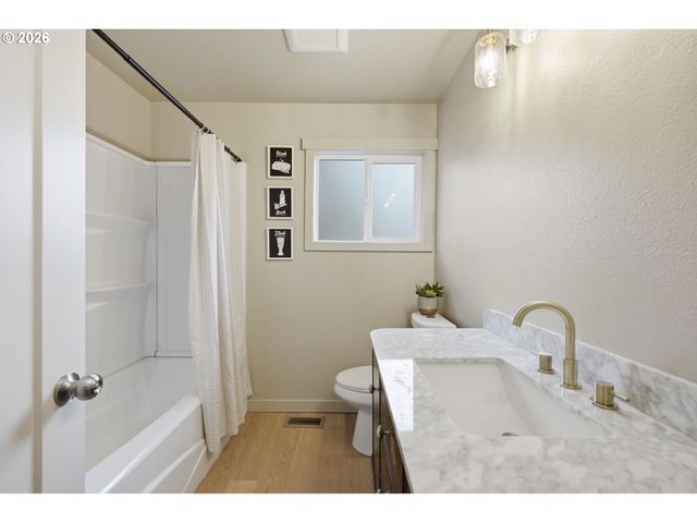 4573 CENTURY Dr, Salem, OR 97302