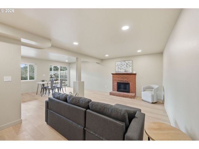 4573 CENTURY Dr, Salem, OR 97302