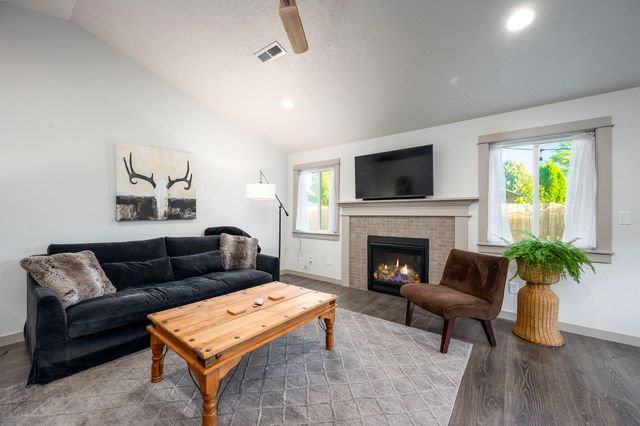 932 NW Teak Court, Redmond, OR 97756