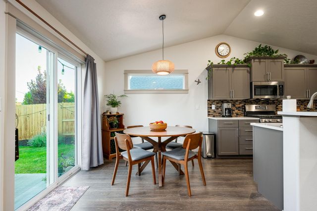 932 NW Teak Court, Redmond, OR 97756