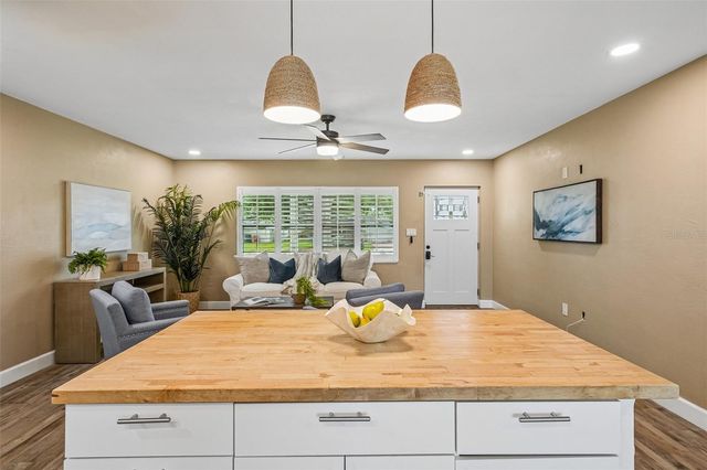 9725 48TH PLACE N, St Petersburg, FL 33708