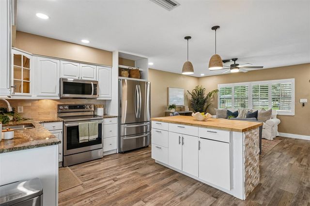 9725 48TH PLACE N, St Petersburg, FL 33708
