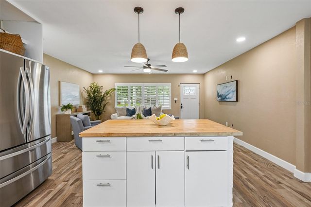 9725 48TH PLACE N, St Petersburg, FL 33708