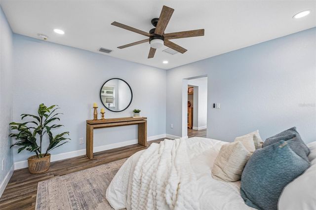 9725 48TH PLACE N, St Petersburg, FL 33708