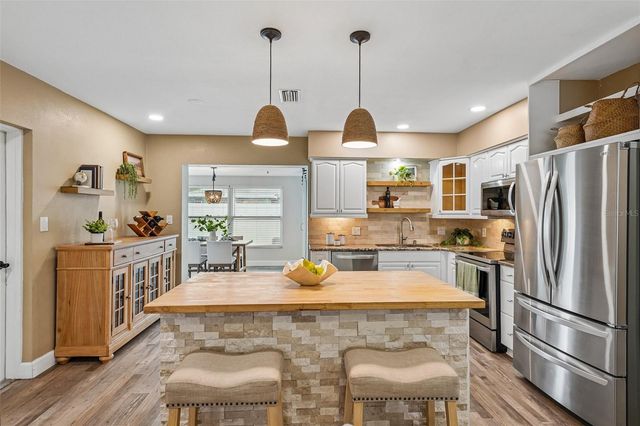 9725 48TH PLACE N, St Petersburg, FL 33708