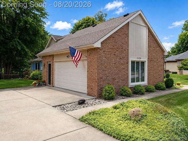 1129 S Lake Valley Drive, Fenton, MI 48430