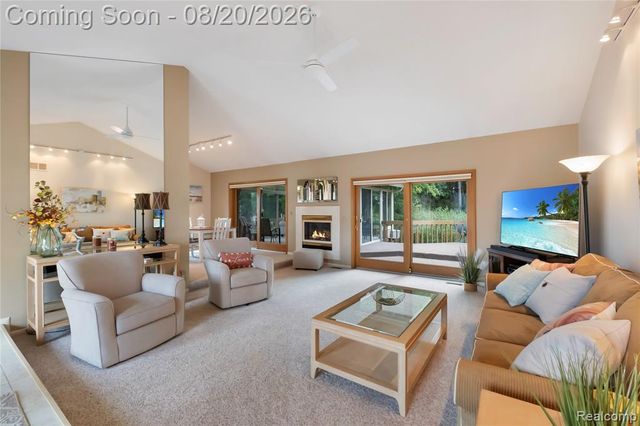 1129 S Lake Valley Drive, Fenton, MI 48430