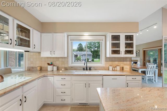 1129 S Lake Valley Drive, Fenton, MI 48430