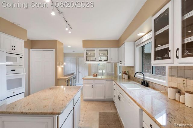 1129 S Lake Valley Drive, Fenton, MI 48430