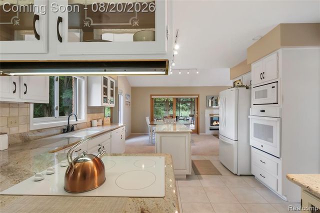 1129 S Lake Valley Drive, Fenton, MI 48430