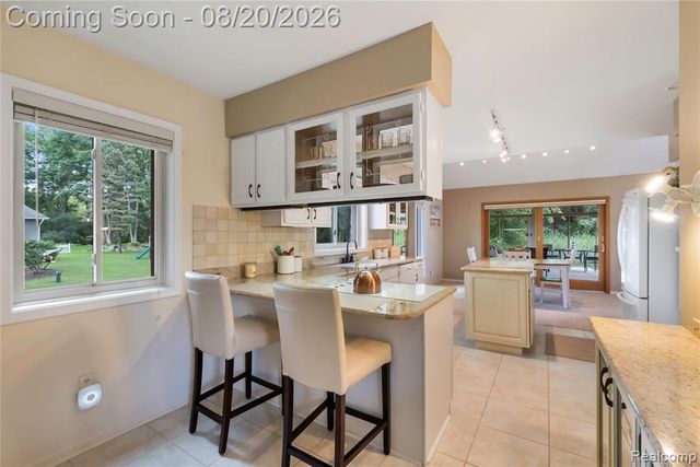 1129 S Lake Valley Drive, Fenton, MI 48430
