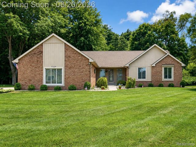 1129 S Lake Valley Drive, Fenton, MI 48430